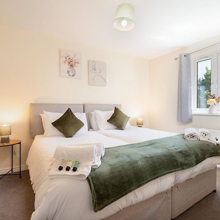 Spacious 4 Bedroom, Perfect For Contractors, Families, Private Parking Royal Wootton Bassett Εξωτερικό φωτογραφία